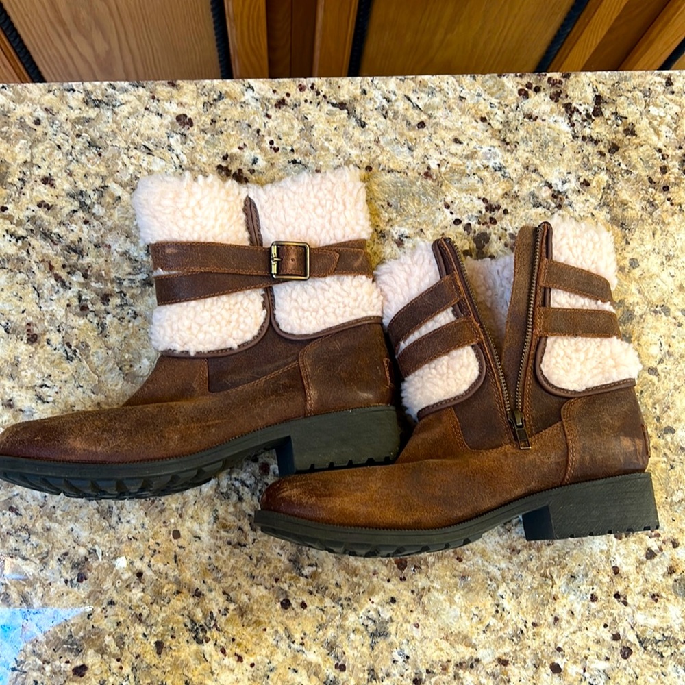 🔥🔥UGG distressed Brown leather boots size 10 barely used as seen w/ the tread